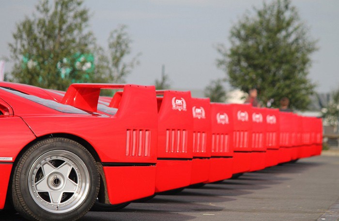 Ferrari F40 được trang bị khối động cơ V8 2,9L IHI cho công suất 478 mã lực. Với hộp số 5 cấp xe có thể đạt vận tốc tối đa 321km/h.
